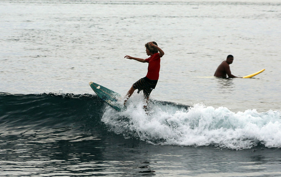 F68A7805 Surf kid Tahiti
